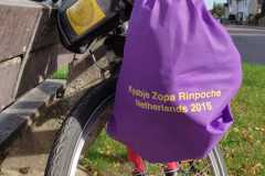 Ingrids Fahrrad mit Mantra und Obstkernen im Beutel