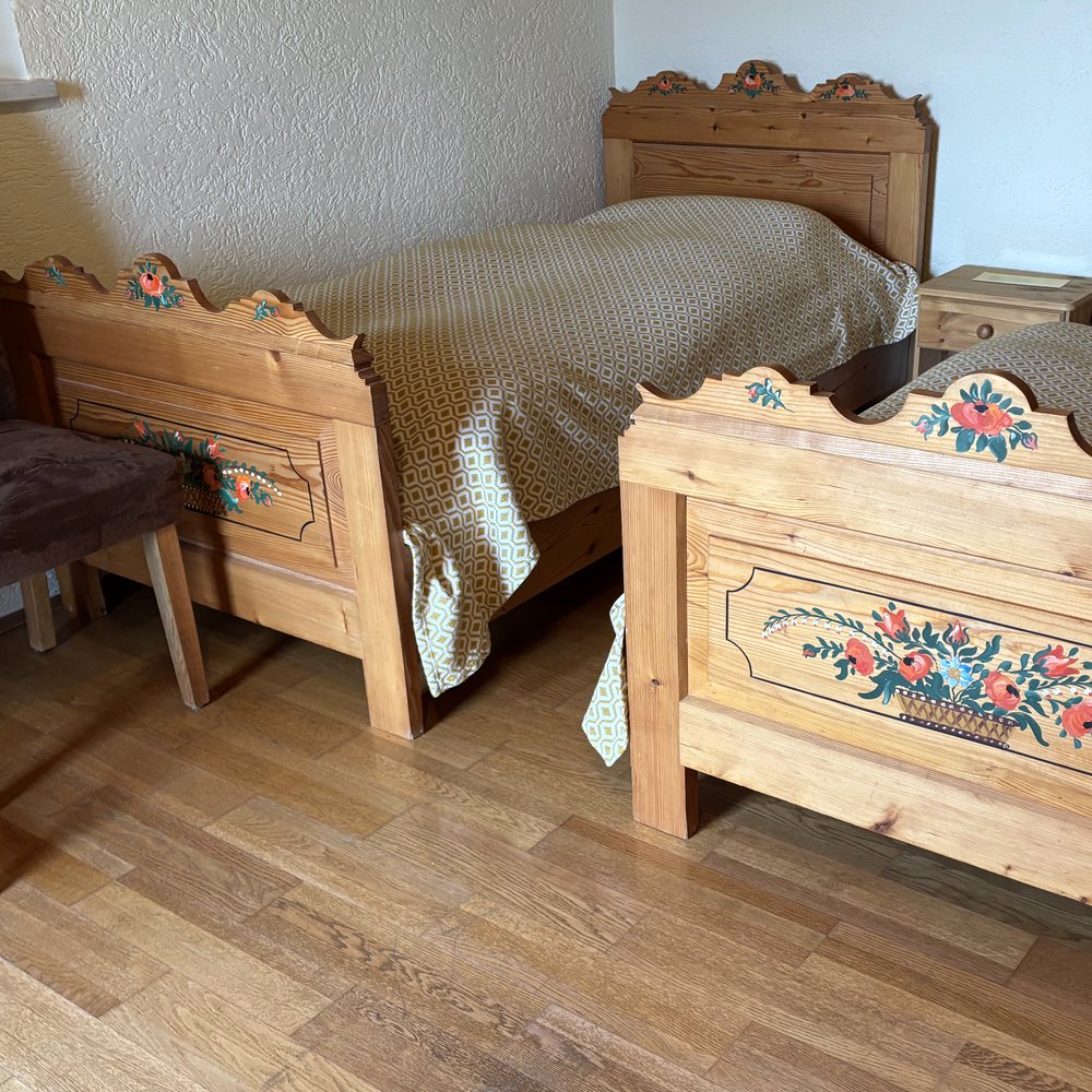 Doppelzimmer mit zwei bemalten Holzbetten