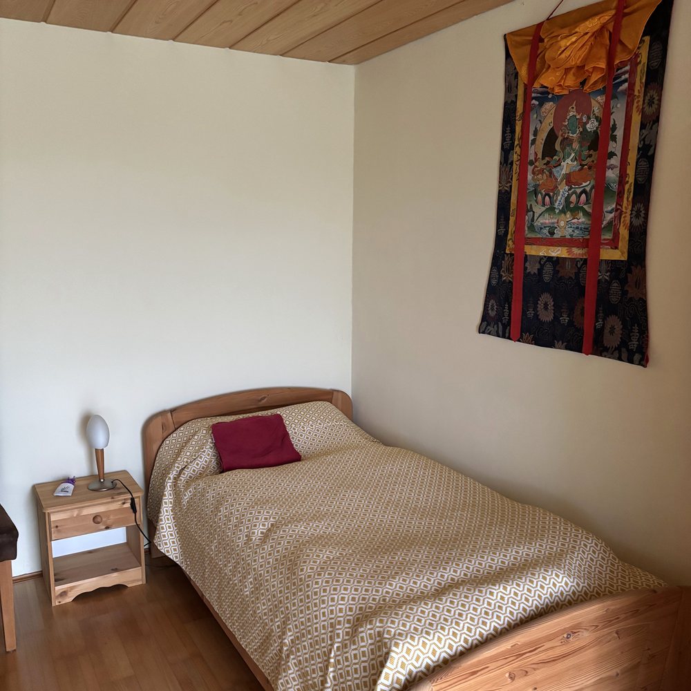 Gästezimmer mit Thangka an der Wand